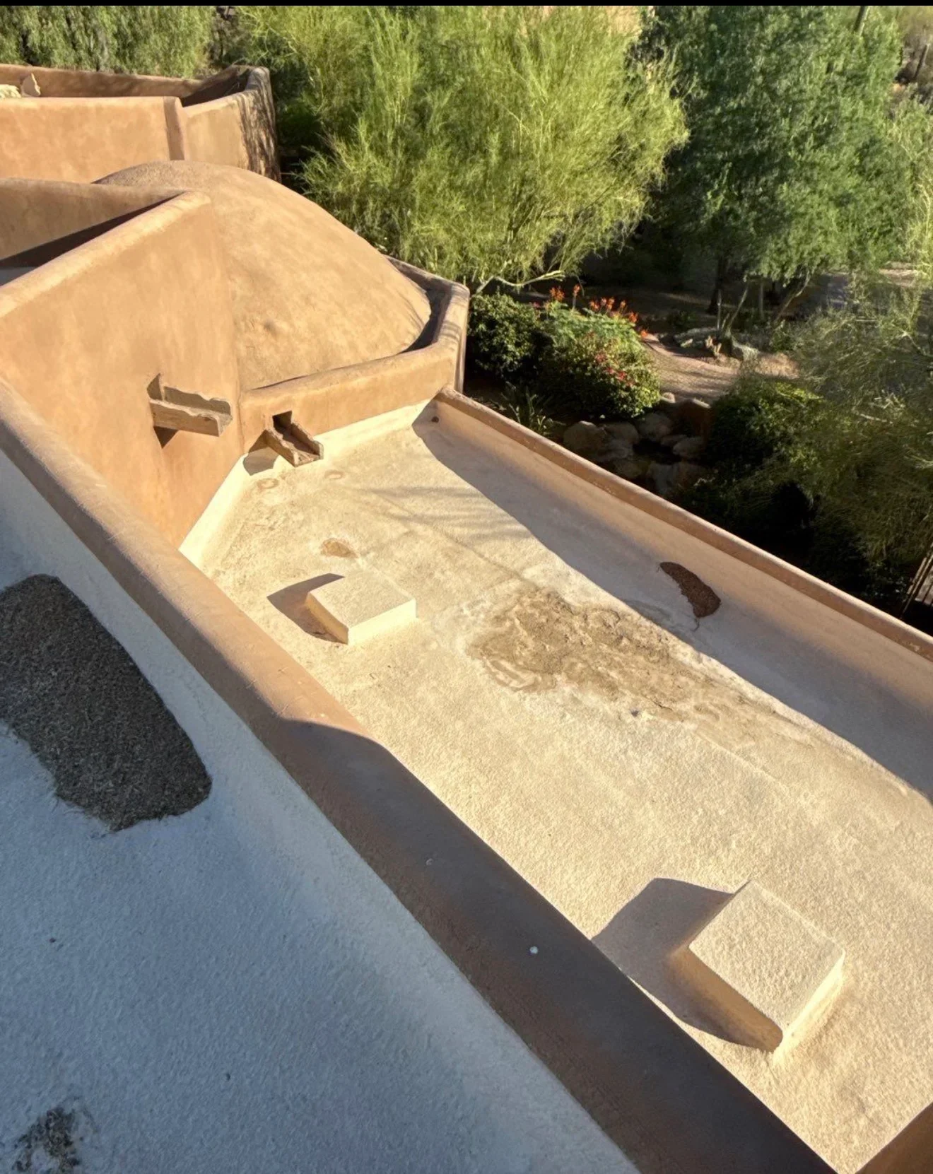 Flat roof membrane installation with drainage system and metal flashing details